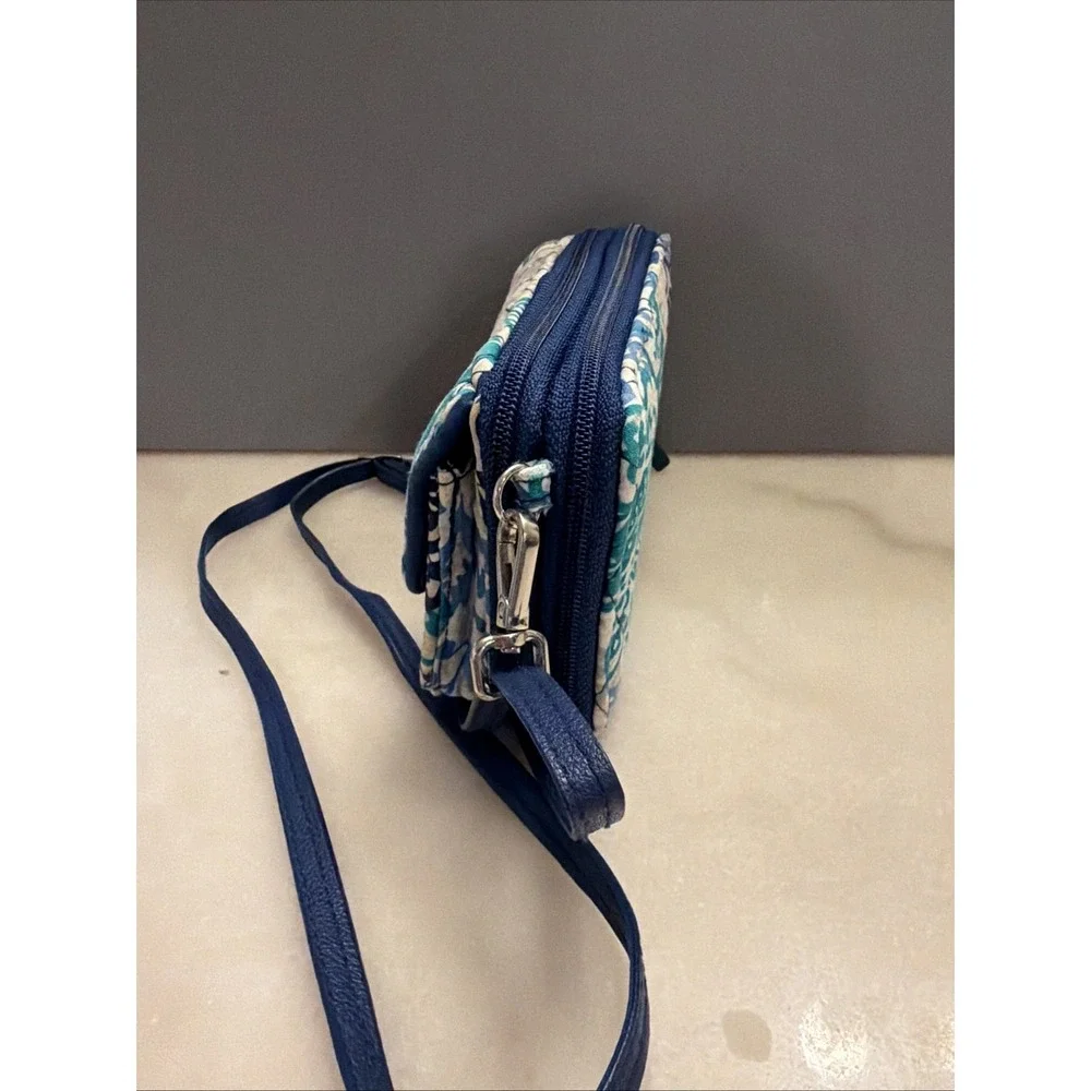 Vera Bradley All in One Zip Wallet Crossbody "Santiago" Retired Pattern 2017 - Picture 4 of 16